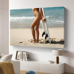 Frau unbekleidet und mit einem Surfbrett am Strand stehend | Poster | Leinwand