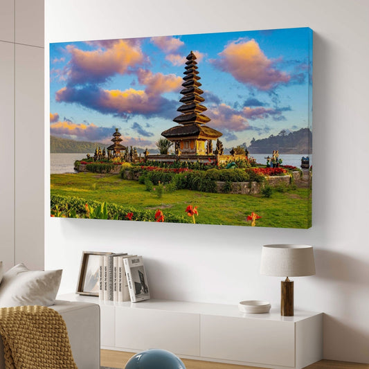 Schöner Sonnenuntergang auf dem Pura Ulun Danu Bratan Tempel in Bali
