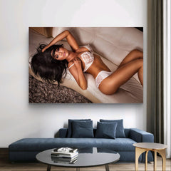 Sinnliche Frau posiert in Dessous, auf der Couch liegend | Poster | Leinwand