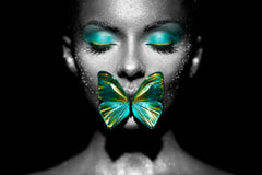 Porträt einer schönen Frau mit Schmetterling. Glitzerndes Make-up | Poster