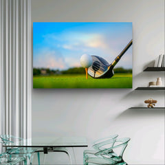Golfbälle auf grünem Rasen in einem schönen Golfplatz mit Morgensonne