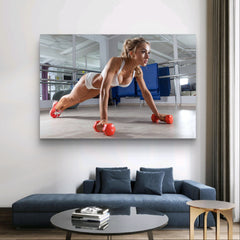 Liegestütze für Frauen auf dem Boden im Fitnessstudio | Poster | Leinwand