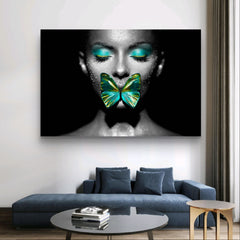 Porträt einer schönen Frau mit Schmetterling. Glitzerndes Make-up | Poster