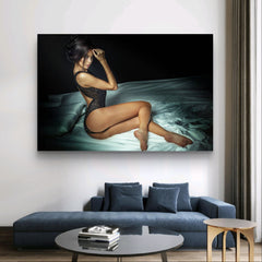 Sehr sexy Brünette Dame posiert in schwarzen Dessous | Poster | Leinwand