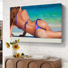 Gebräunter Frauenkörper im Bikini liegt am Strand, blaues Meerwasser | Poster