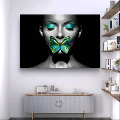 Porträt einer schönen Frau mit Schmetterling. Glitzerndes Make-up | Poster