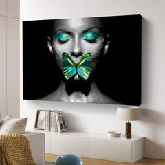Porträt einer schönen Frau mit Schmetterling. Glitzerndes Make-up | Poster