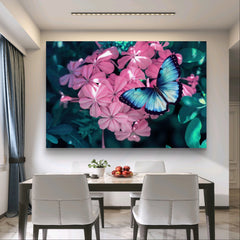 Schöner blauer Schmetterling auf rosa Blume in der Natur | Nahaufnahme-Makro