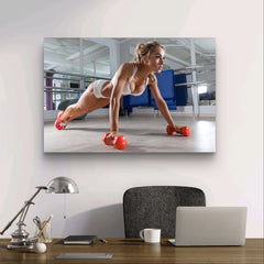 Liegestütze für Frauen auf dem Boden im Fitnessstudio | Poster | Leinwand