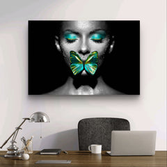 Porträt einer schönen Frau mit Schmetterling. Glitzerndes Make-up | Poster