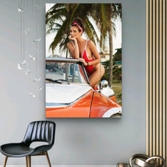 Sexy Frau im roten Badeanzug im Retro-Cabriolet am Strand | Poster | Leinwand