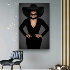 Sexy Fashion Woman in Big Hat und Black Dekolleté-Kleid | Poster | Leinwand