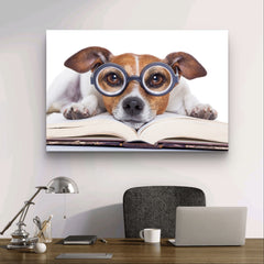 Jack-Russell-Hund liest ein Buch mit Brille, intelligent aussehen | Wandbild